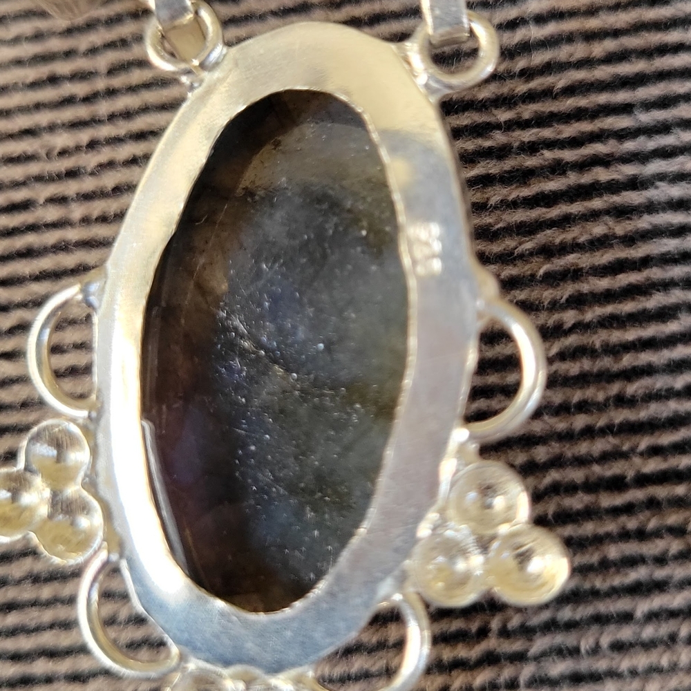 Elegant Silver Labradorite Necklace - Picture 2 of 8